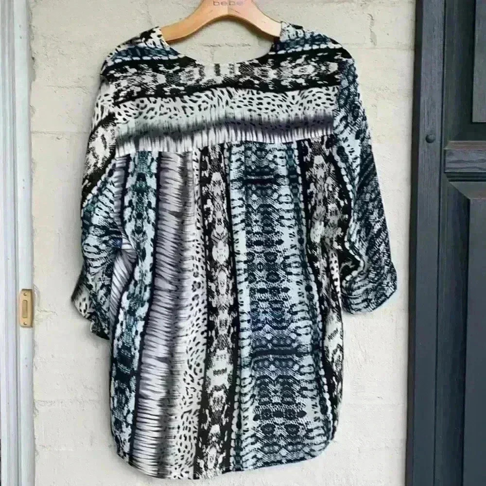 Parker grey silk reptile print surplice neck blouse size small - Picture 4 of 8